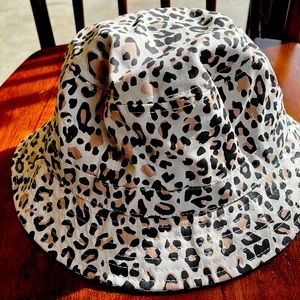 Leopard bucket hat